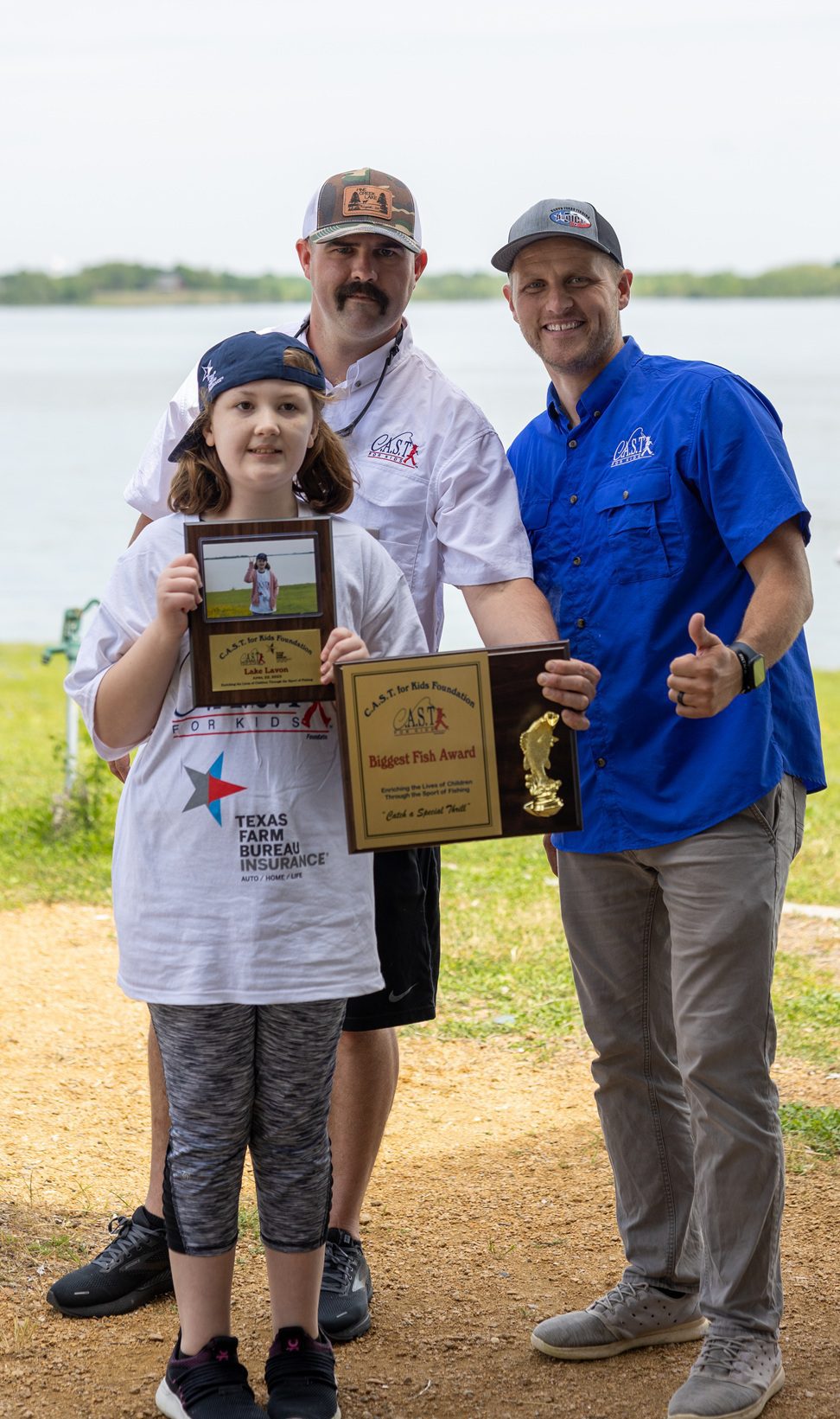 volunteers and participant holding plaques